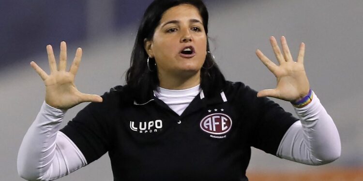 Bahia anuncia contratação da treinadora Lindsay Camila para time feminino