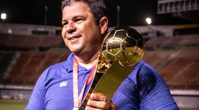Bahia anuncia saída do técnico Igor Morena
