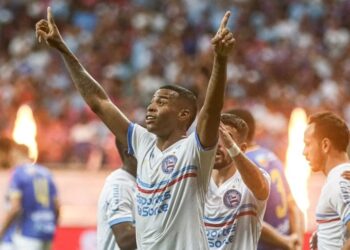 Bahia goleia na estreia do elenco principal 