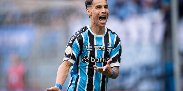 Bahia sinaliza interesse no atacante Ferreirinha e aguarda resposta do Grêmio