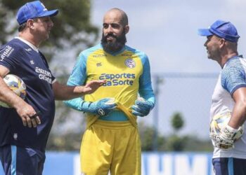 Rogério Ceni comanda último treino antes da viagem à Manchester