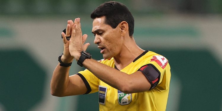 Antonio Dib Moraes de Sousa apita jogo entre Botafogo-PB e Bahia no Almeidão