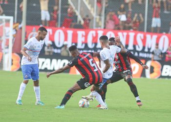 Inacreditável! Bahia leva virada do Vitória no último minuto e se complica no Baianão