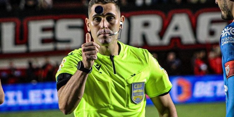 João Vitor Gobi apita jogo entre Bahia e Fluminense pela 2º rodada do Campeonato Brasileiro