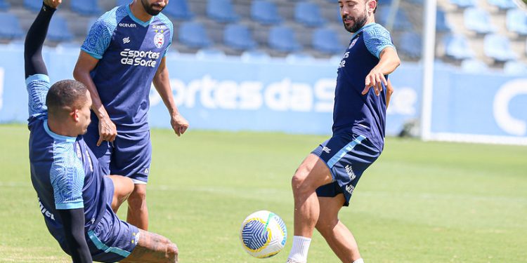 Rogério Ceni comanda treino coletivo e realiza testes na equipe titular nas vésperas do BAVI