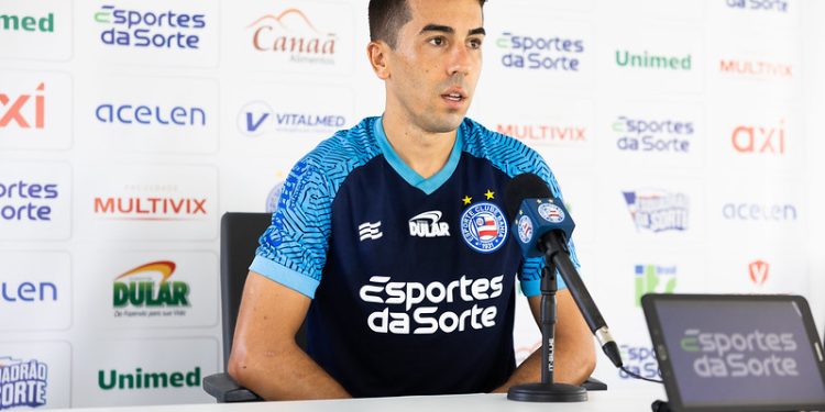 Carlos de Pena mira primeira chance como titular no Bahia, mas reconhece alta concorrência no meio-campo