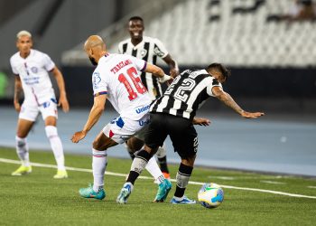 Com gols de Everaldo e Rafael Ratão, Bahia vence o Botafogo por 2 a 1 no Nilton Santos