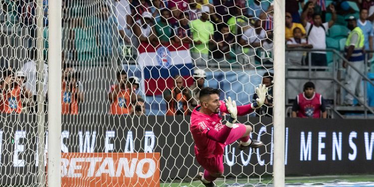 Goleiro Marcos Felipe é alvo de críticas após eliminação do Bahia na Copa do Nordeste
