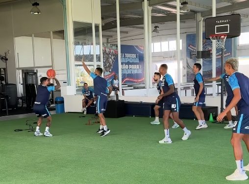 Jogadores do Bahia começam treino com partida de basquete