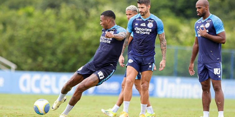 Rogério Ceni comanda treino tático e deve repetir escalação contra o Brangatino