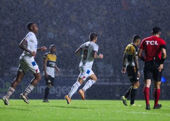 Fora de casa, Bahia arranca empate contra o Criciúma em 2 a 2