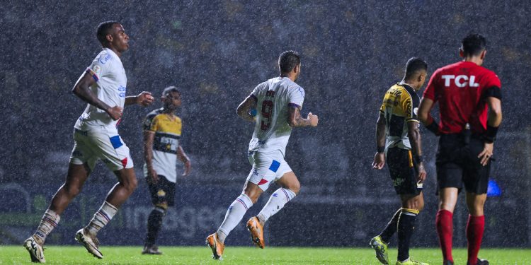 Fora de casa, Bahia arranca empate contra o Criciúma em 2 a 2