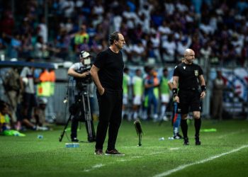 Rogério Ceni elogia atuação do Bahia e faz críticas a Arena Fonte Nova: ‘O gramado está piorando a cada dia’
