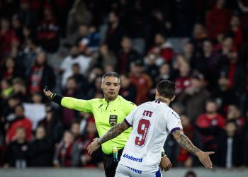 Felipe Fernandes de Lima apita jogo entre Bahia e Corinthians na Arena Fonte Nova