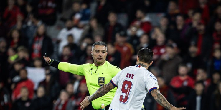 Felipe Fernandes de Lima apita jogo entre Bahia e Corinthians na Arena Fonte Nova