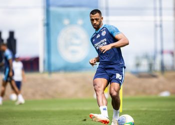 Reintegrado ao elenco, zagueiro Vitor Hugo treina normalmente e vira opção para jogo contra o Corinthians