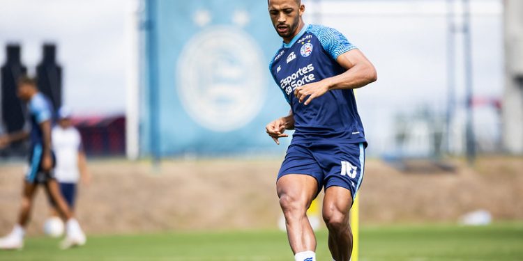 Reintegrado ao elenco, zagueiro Vitor Hugo treina normalmente e vira opção para jogo contra o Corinthians