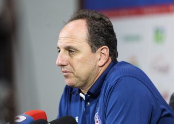 Rogério Ceni lamenta empate contra o Botafogo e explica mudanças na equipe