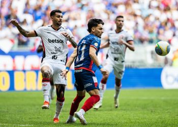Bahia vence o Vitória por 2 a 0 e encosta no G-4 do Brasileirão