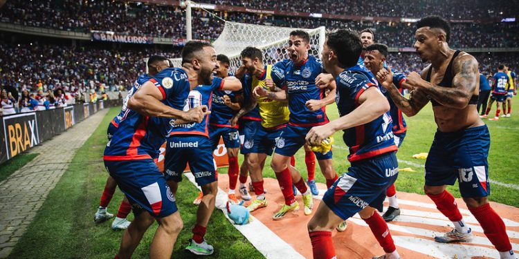 Bahia vence o Vitória por 2 a 0 e encosta no G-4 do Brasileirão