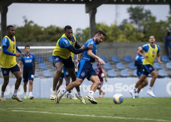 Com Acevedo presente em parte do treino, Bahia segue preparação para enfrentar o Criciúma no Brasileirão
