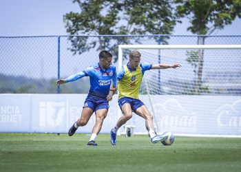 Elenco do Bahia participa de coletivo com o Sub-20 durante preparação para enfrentar o Cruzeiro