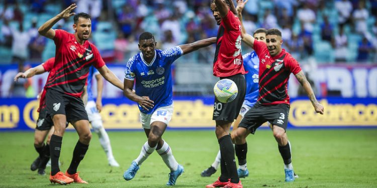 Bahia marca nos acréscimos e fica no empate contra o Athletico-PR na Fonte Nova