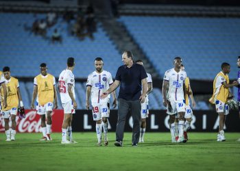 ‘Regras de UEFA, gramados de estaduais’, diz Rogério Ceni após empate no Uruguai