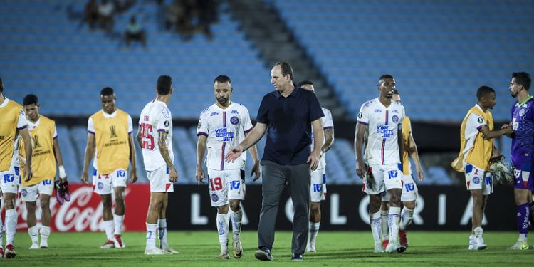 ‘Regras de UEFA, gramados de estaduais’, diz Rogério Ceni após empate no Uruguai