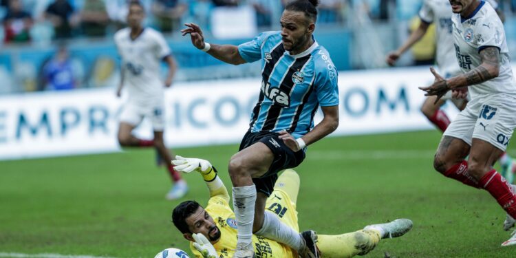 CBF divulga áudio do VAR sobre pênalti polêmico a favor do Grêmio contra o Bahia