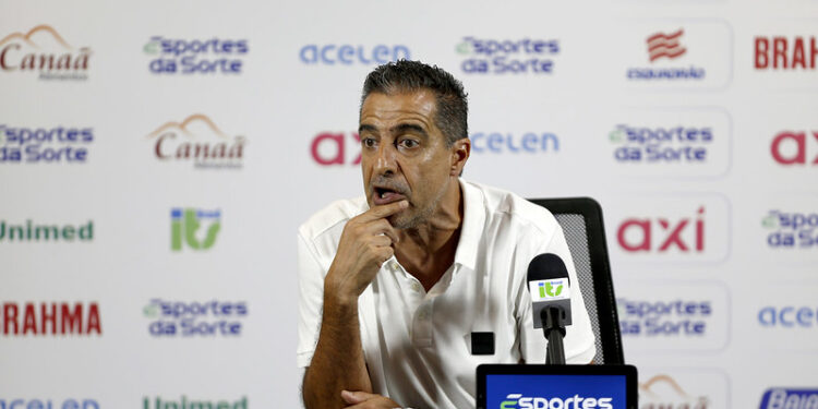 Renato Paiva reencontra a torcida do Bahia após saída conturbada do clube