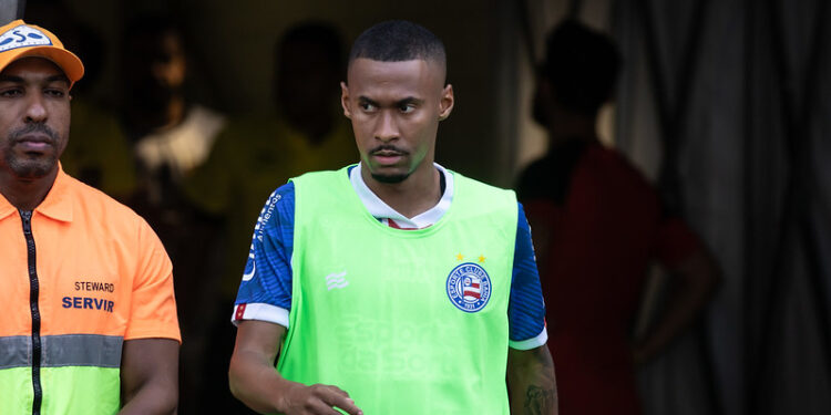 Com contrato renovado, Ademir lidera ranking de assistências do Bahia em 2025