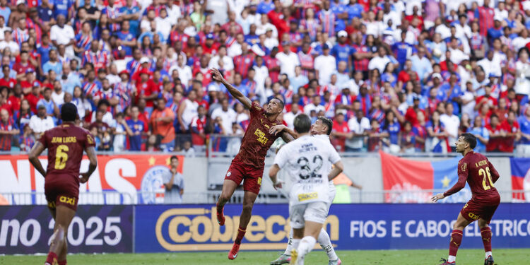 Com a presença de Carlo Ancelotti, Bahia vence o Santos pelo Campeonato Brasileiro