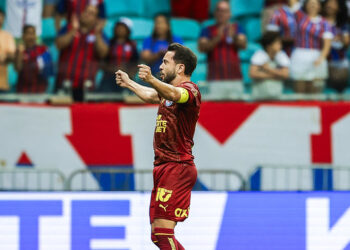 Everton Ribeiro será desfalque contra o Corinthians na Neo Química Arena