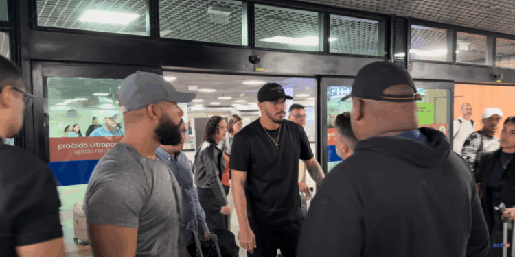 Novo reforço do Bahia, goleiro João Paulo desembarca em Salvador