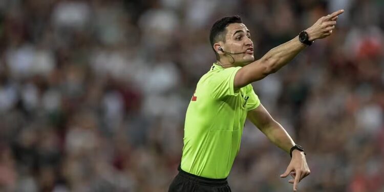 Matheus Delgado Candançan é escalado para apitar Retrô x Bahia pela Copa do Brasil