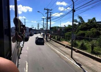 Ônibus com torcedores do Bahia tomba na BR-101 a caminho de Recife, para enfrentar o Sport