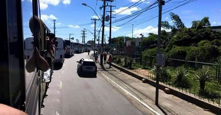 Ônibus com torcedores do Bahia tomba na BR-101 a caminho de Recife, para enfrentar o Sport