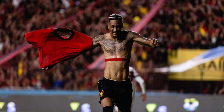 Artilheiro do Sport, atacante Derik Lacerda entra na mira do Bahia para 2026