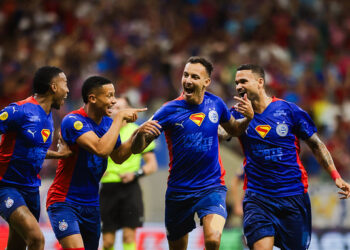 Em duelo de tricolores, Bahia domina e supera o Grêmio no Campeonato Brasileiro