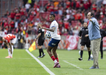 Ceni valoriza empate do Bahia com o Inter e elogia Tiago: “Tem sido fundamental para nós”