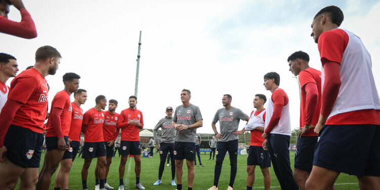 Com novo treinador e seis desfalques, Bragantino desembarca em Salvador para enfrentar o Bahia