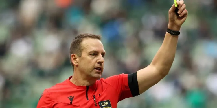 Lucas Paulo Torezin é escalado para apitar Bahia x Internacional no Campeonato Brasileiro