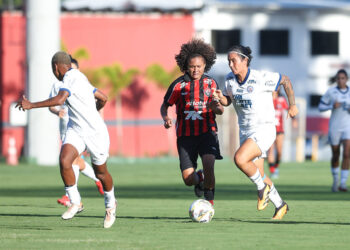 Rhaizza decide, e Bahia vence o Vitória no Barradão pelo jogo de ida da final do Baianão Feminino