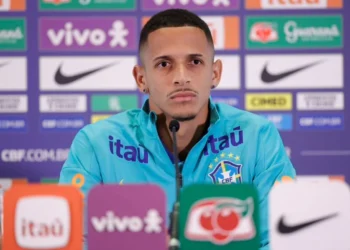 Juba retorna ao Brasil em avião de Leila Pereira e deve reforçar o Bahia contra o Fortaleza