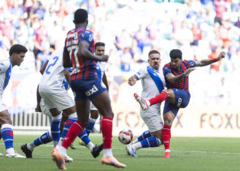 Sem sustos, Bahia vence o Galícia e se isola na liderança do Campeonato Baiano