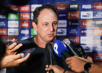 Ceni dispara contra gramado e ironiza arbitragem após empate do Bahia: “Campo de condomínio”