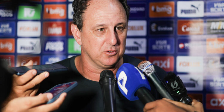 Ceni dispara contra gramado e ironiza arbitragem após empate do Bahia: “Campo de condomínio”