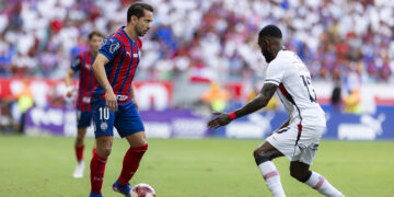 Everton Ribeiro sente desconforto na coxa e vira dúvida para o Ba-Vi pelo Brasileirão