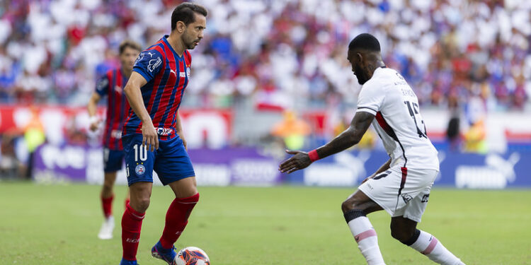 Everton Ribeiro sente desconforto na coxa e vira dúvida para o Ba-Vi pelo Brasileirão